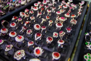 Materialwert vs Markenpreis: Was ist Ihr Schmuck wirklich wert?